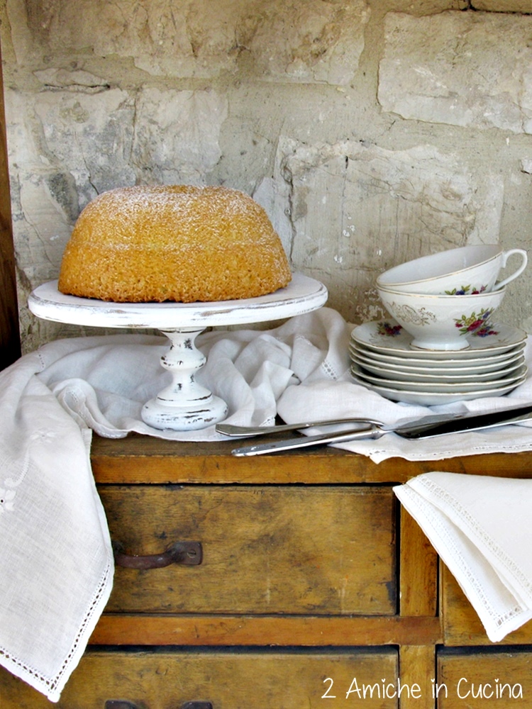 Ciambella soffice alle mandorle profumata al limone