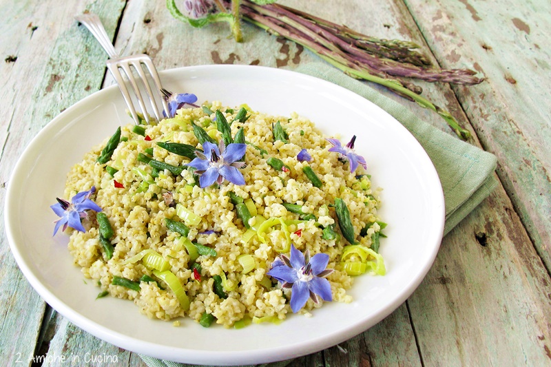 miglio con asparagi, porro e fiori di borragine