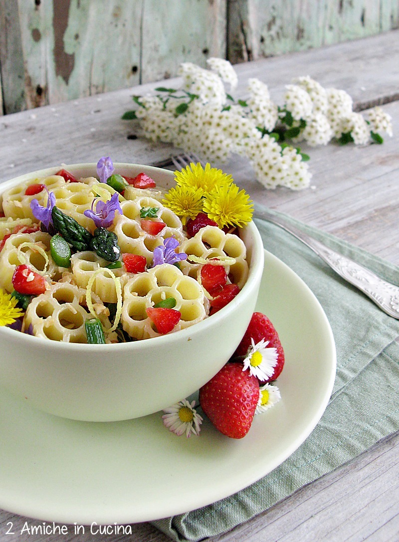 insalata di pasta con fragole, asparagi e fiori