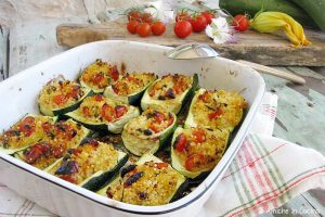 Barchette di zucchine ripiene di miglio, erbe aromatiche e pomodorini