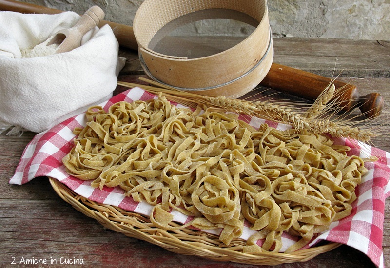 Tagliatelle di farina macinata a pietra