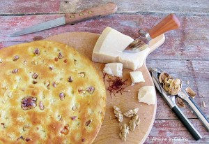 Focaccia al Parmigiano Reggiano, zafferano e noci