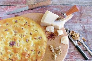 Focaccia al Parmigiano Reggiano, zafferano e noci