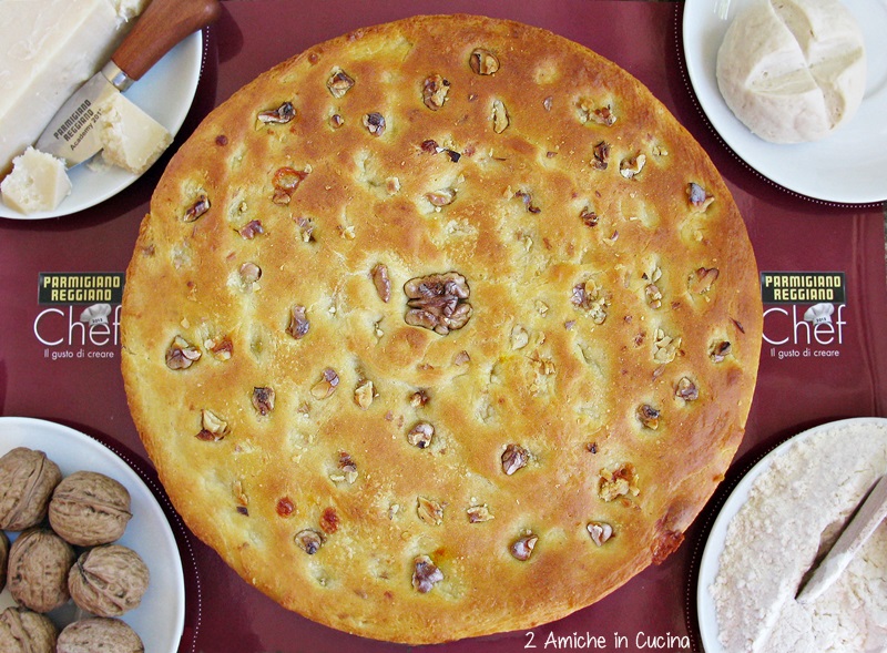 Focaccia al Parmigiano Reggiano, zafferano e noci