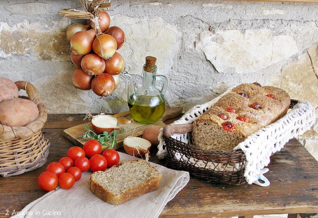 Pane integrale alle patate e cipolle con pomodorini e origano