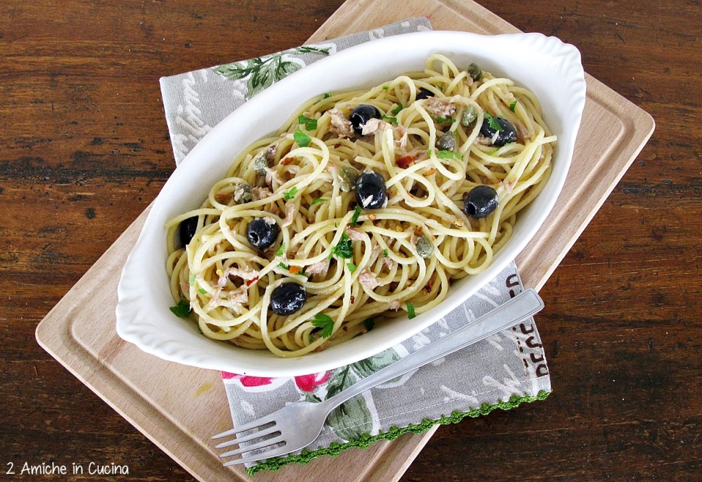 spaghettata di mezzanotte Spaghetti con tonno, capperi e olive nere