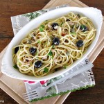 Spaghetti con tonno, capperi e olive nere