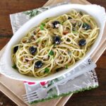 Spaghetti con tonno, capperi e olive nere