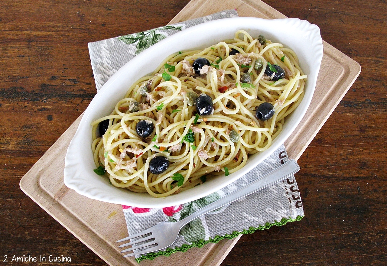 Spaghetti con tonno, capperi e olive nere 