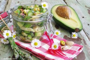 Insalata di pollo, avocado e asparagi