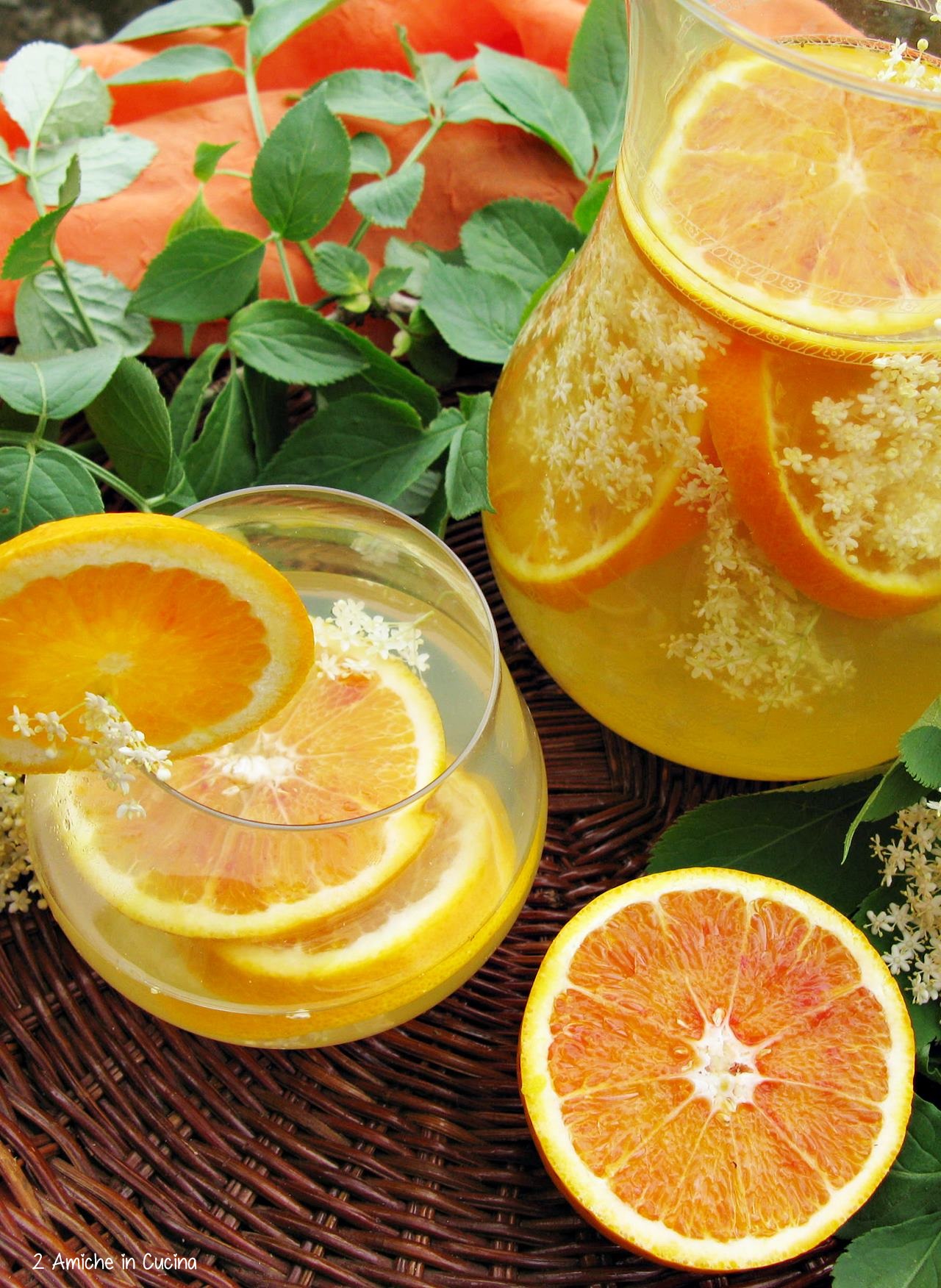 Acqua aromatizzata all'arancia e fiori di sambuco
