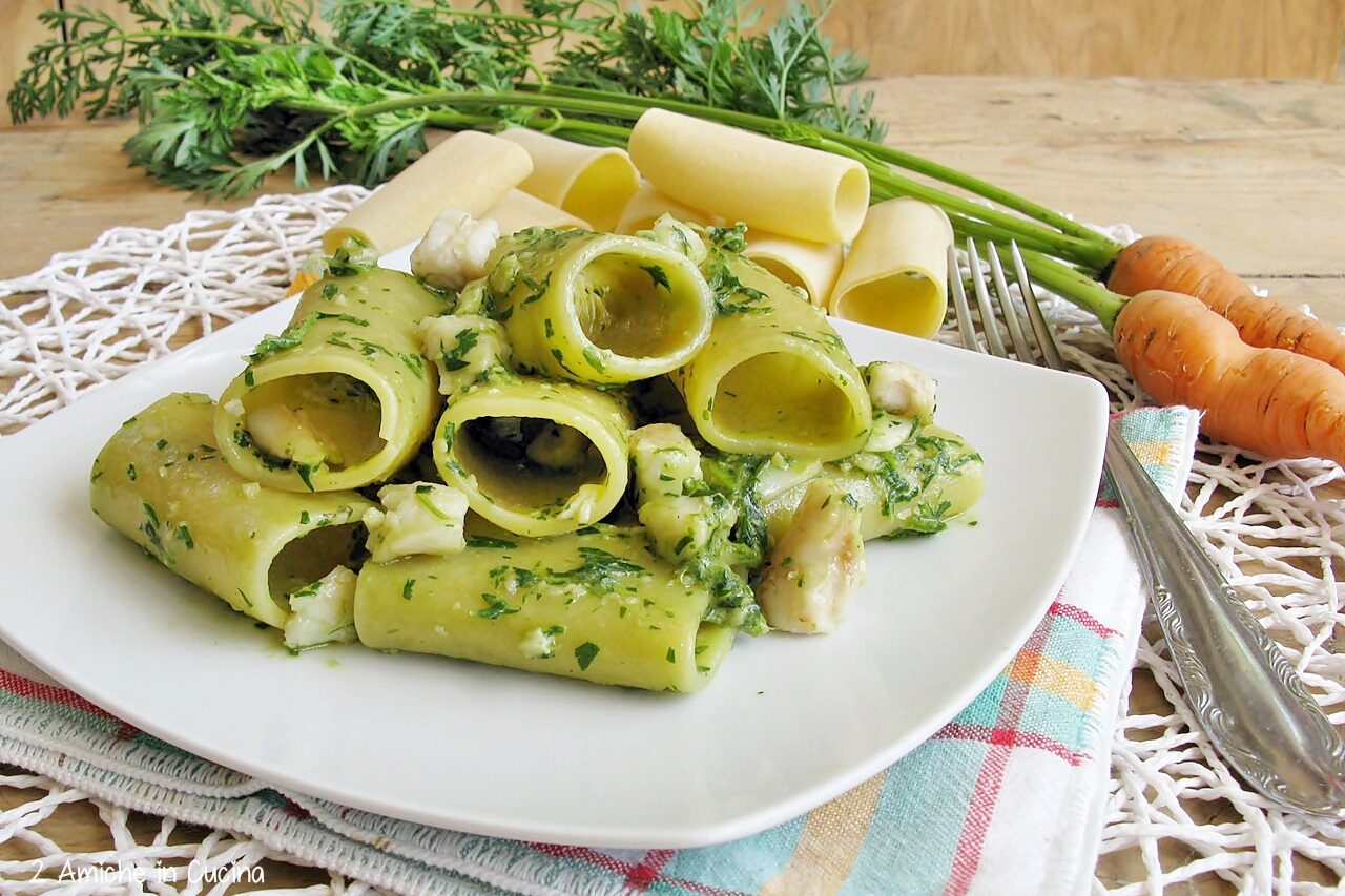 Paccheri al pesto di foglie di carote e merluzzo