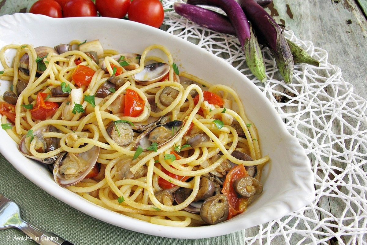 Spaghetti con vongole, seppie e melanzane perline
