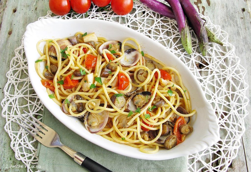 Spaghetti con vongole, seppie e melanzane perline