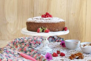 Torta all'avena e zenzero con lamponi e croccante