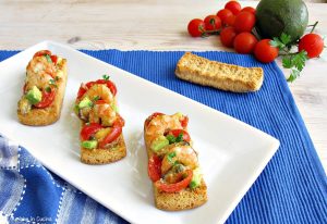 crostini ai frutti di mare avocado e pomodorini