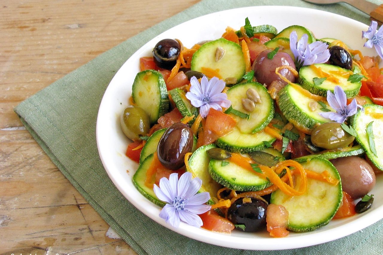 Insalata di zucchine crude e olive piccanti - 2 Amiche in Cucina