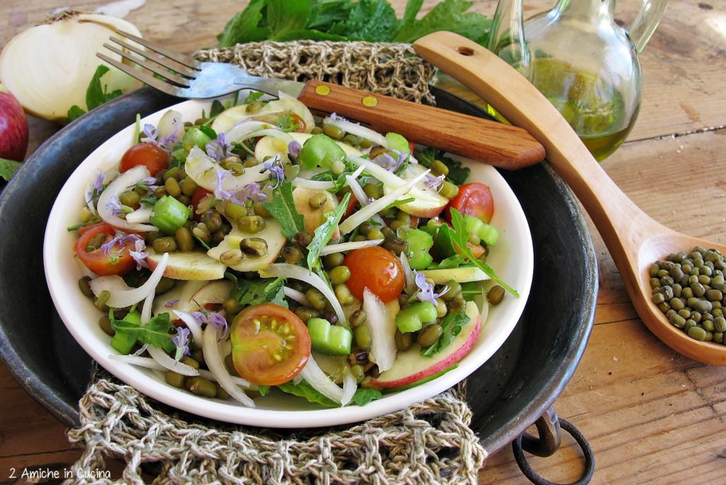 Insalata di fagioli mung, mele e rucola