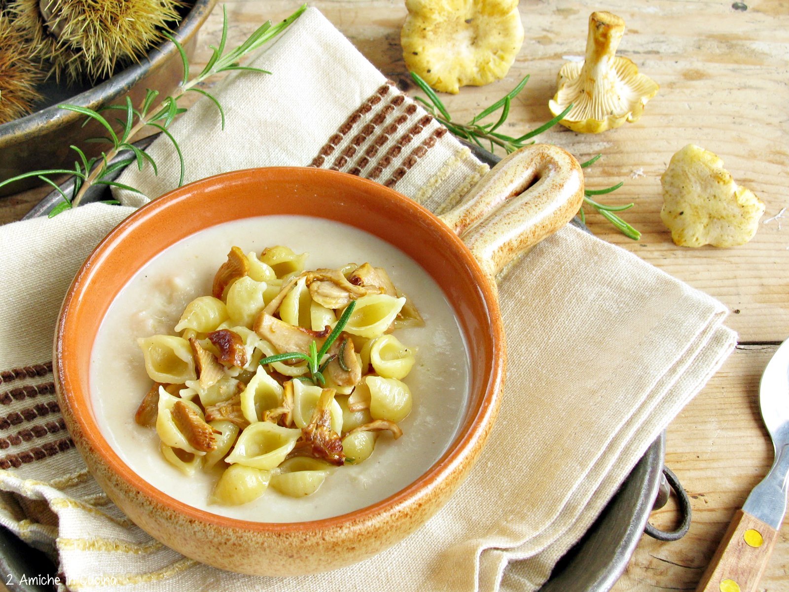 Crema di fagioli, conchiglie e funghi galletti