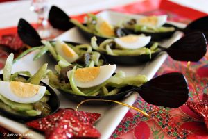 Puntarelle con salsa alle alici e avocado con uova di quaglia