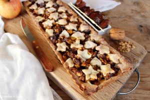 Crostata speziata alle mele, noci e datteri