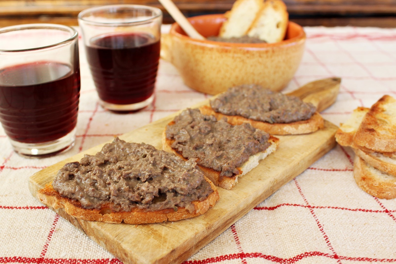 Crostini con i fegatini di pollo, ricetta tipica umbra - Ricetta tipica ...