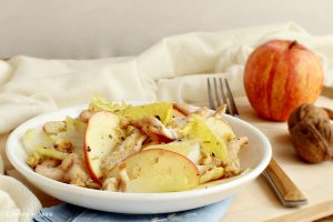 Insalata di pollo, indivia, mele e noci