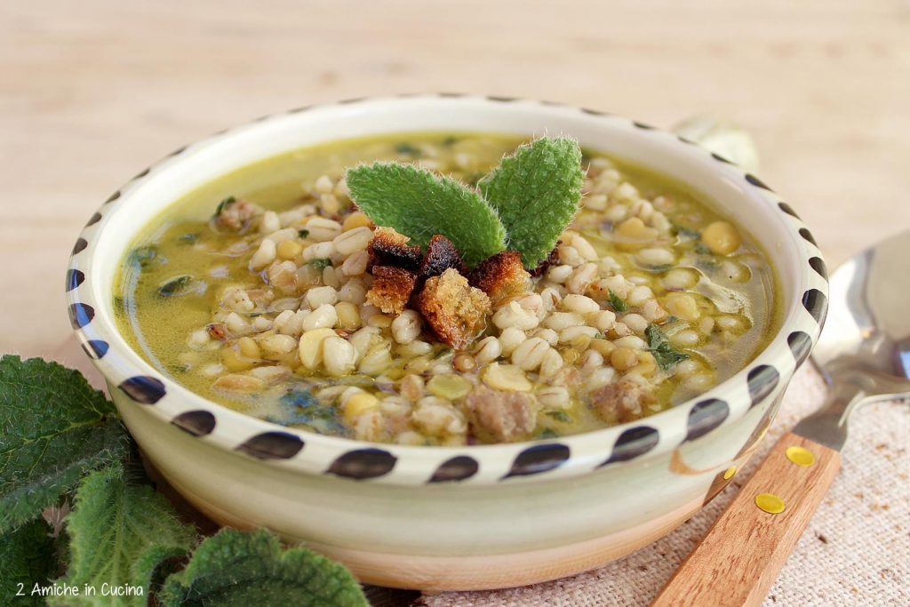 Zuppa di legumi e cereali con salsiccia e borragine