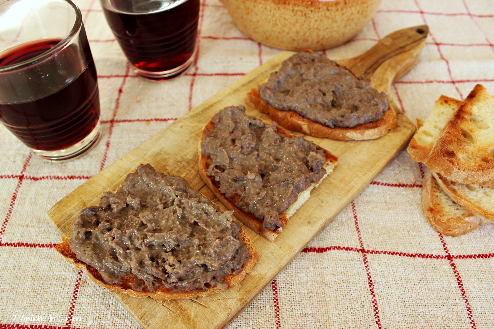 Crostini con i fegatini di pollo, ricetta tipica umbra - Ricetta tipica ...