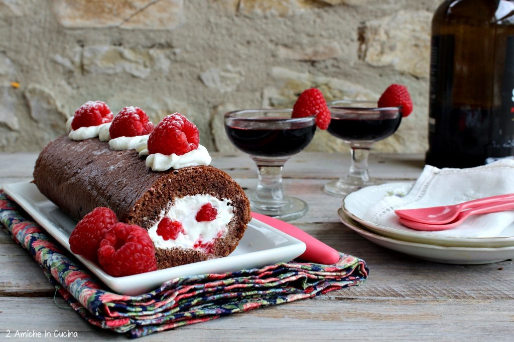 Rotolo al cacao con panna e lamponi