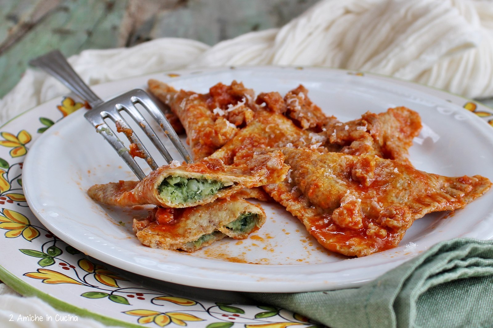 Ravioli integrali patate e cicoria, con salsiccia e pomodoro 