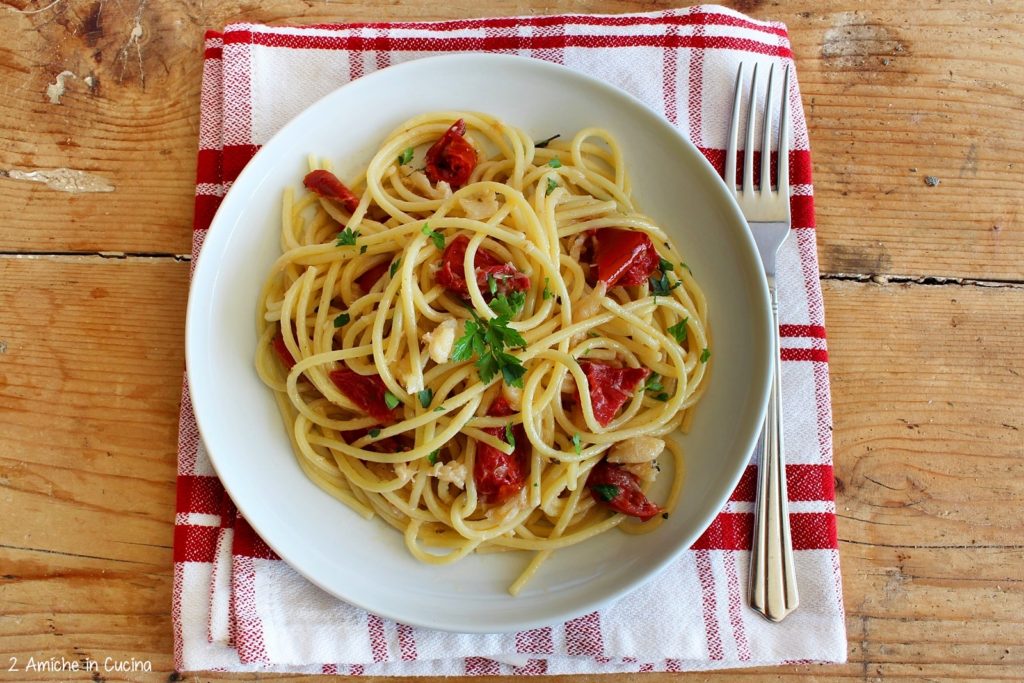 Spaghetti con baccala e pomodori