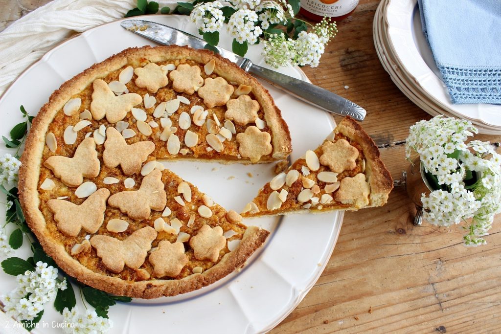 Crostata con confettura di albicocche e colomba