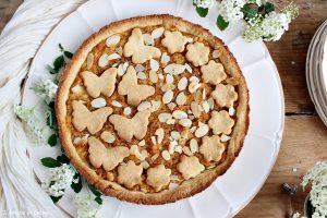 Crostata con confettura di albicocche e colomba