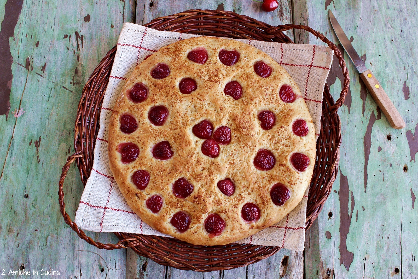 Focaccia alle ciliegie e cocco