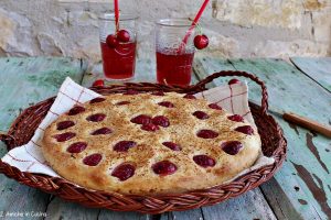 Focaccia alle ciliegie e cocco