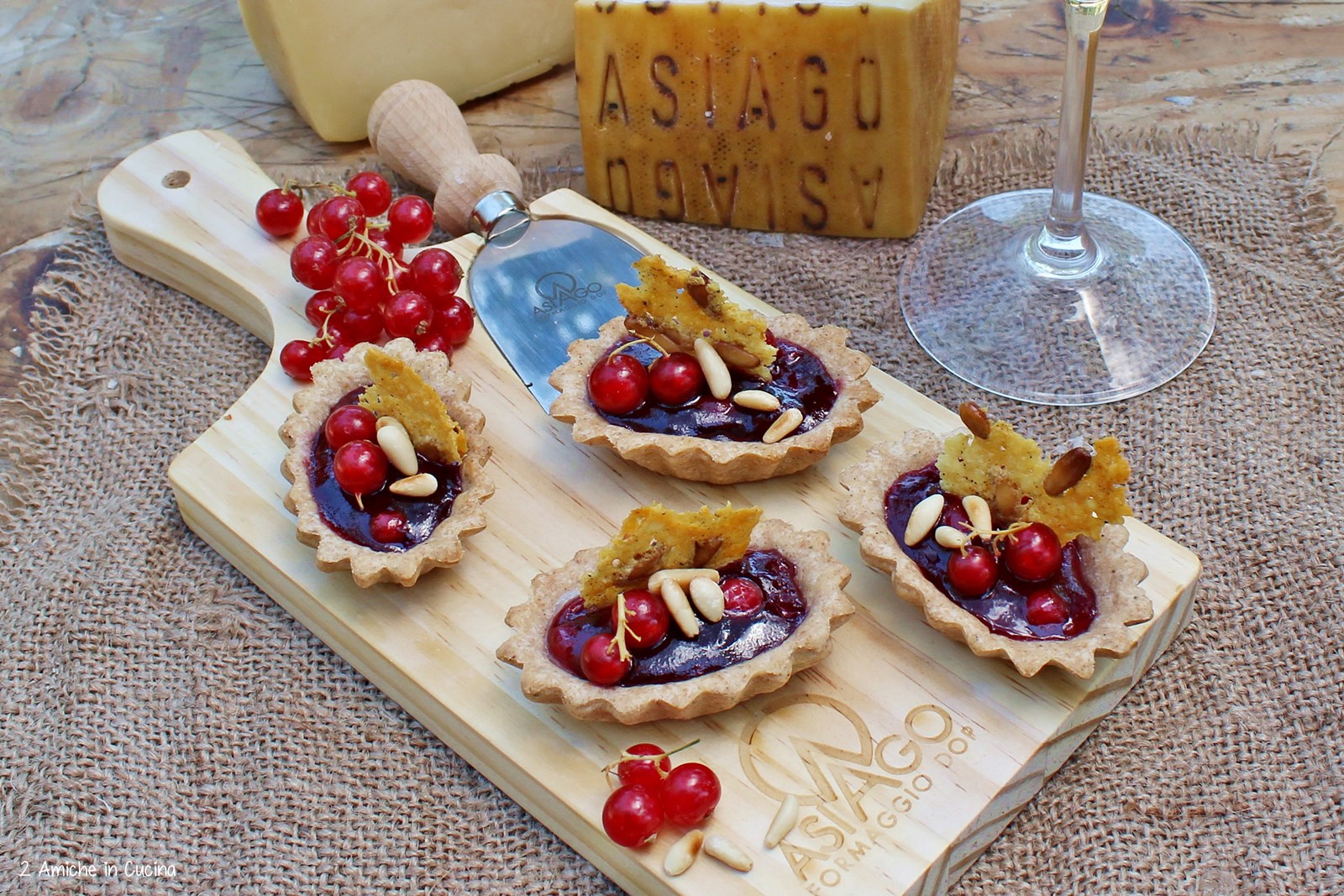 Tartellette di farro con Asiago DOP e gelatina di Sagrantino di Montefalco ai ribes 