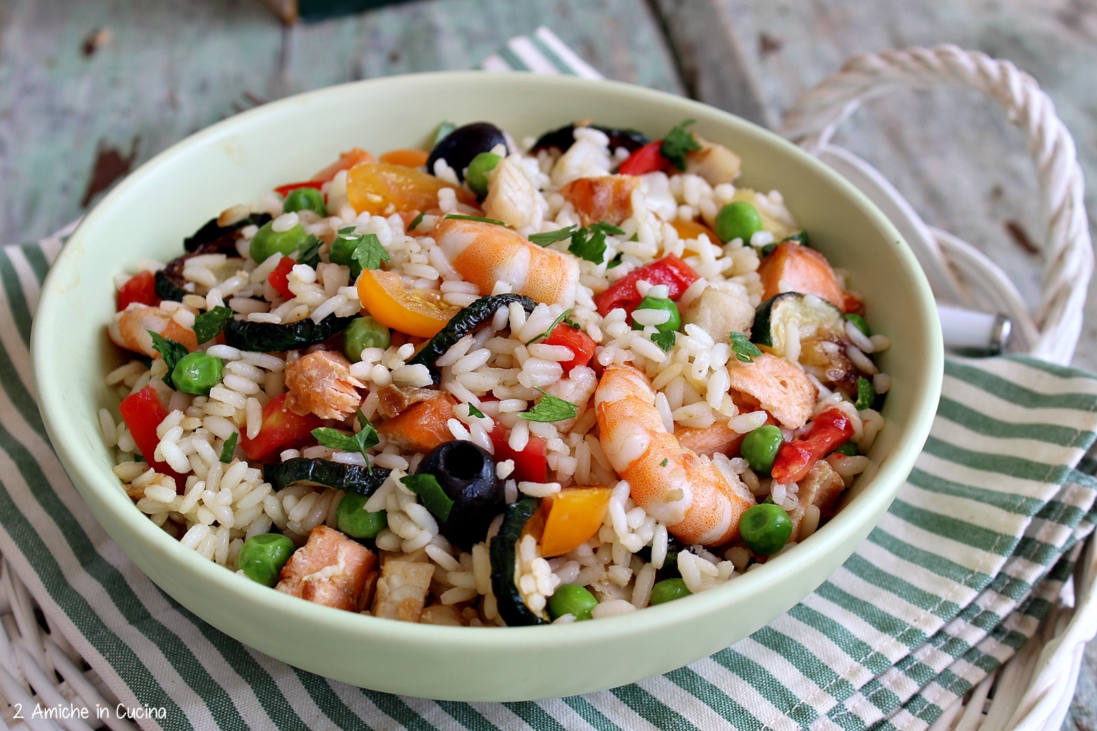 insalata di riso con pesce e verdure estive, piatto unico
