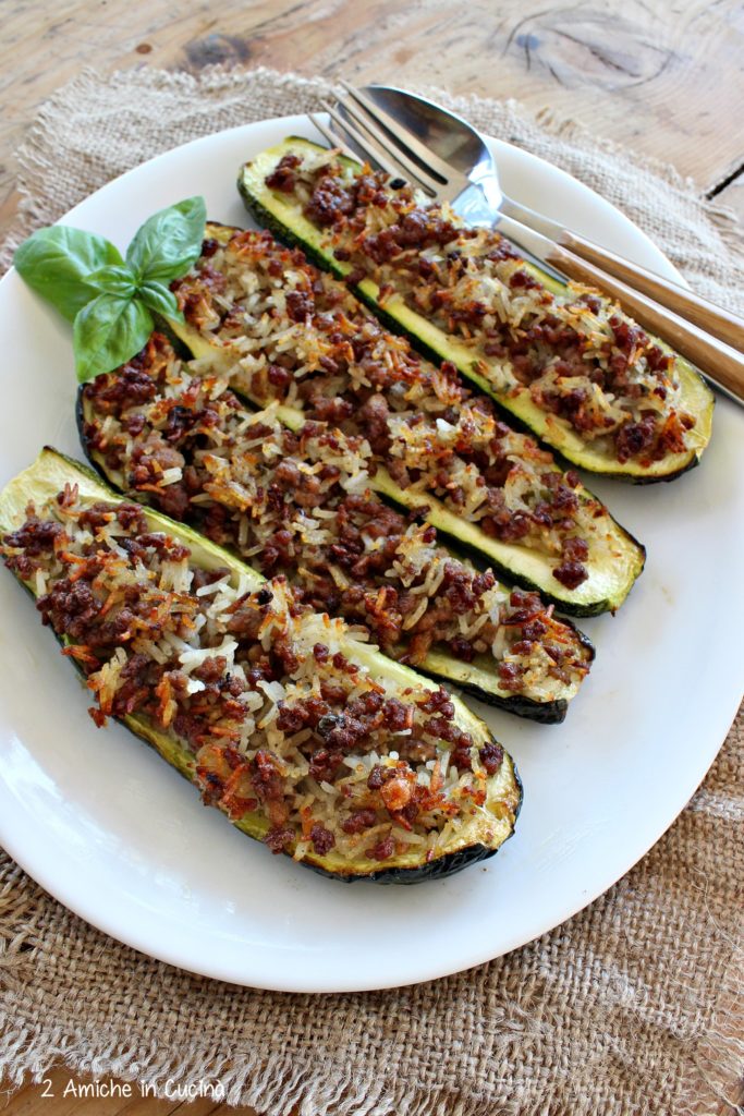 Zucchine ripiene di riso e carne thai 