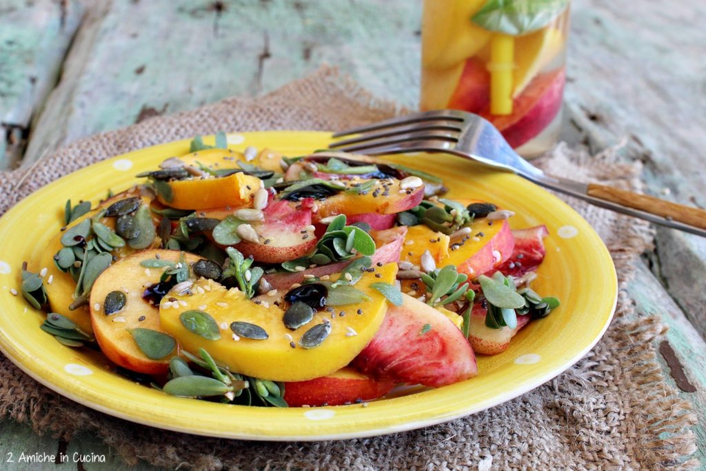 Insalata di pesche, portulaca e semi con acqua aromatizzata alle pesche limone e basilico