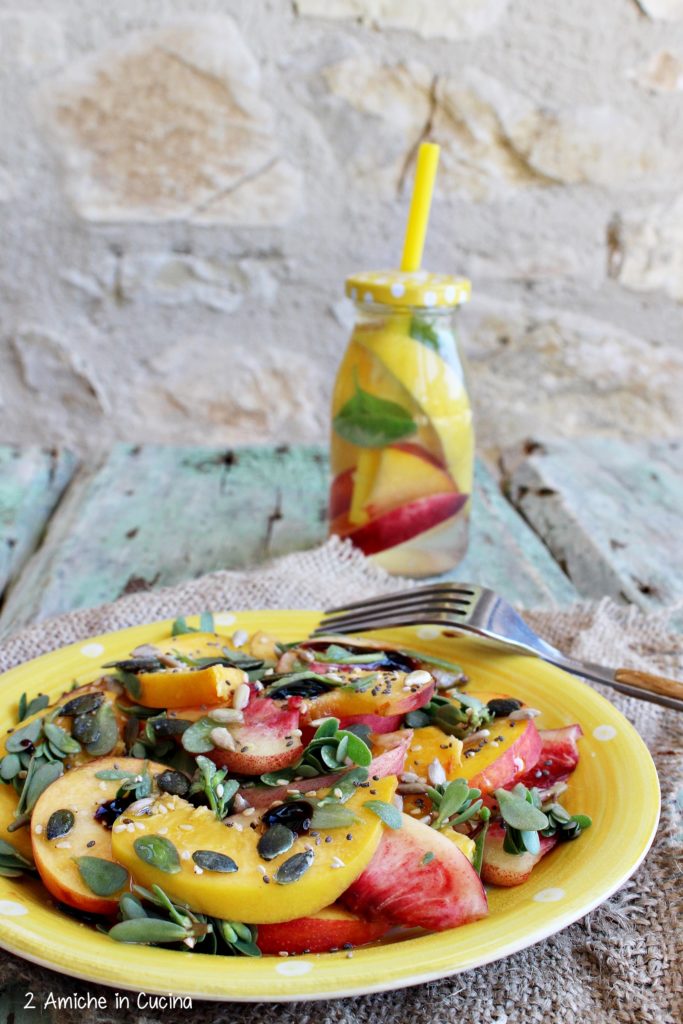 Insalata di pesche, portulaca e semi con acqua aromatizzata alle pesche limone e basilico