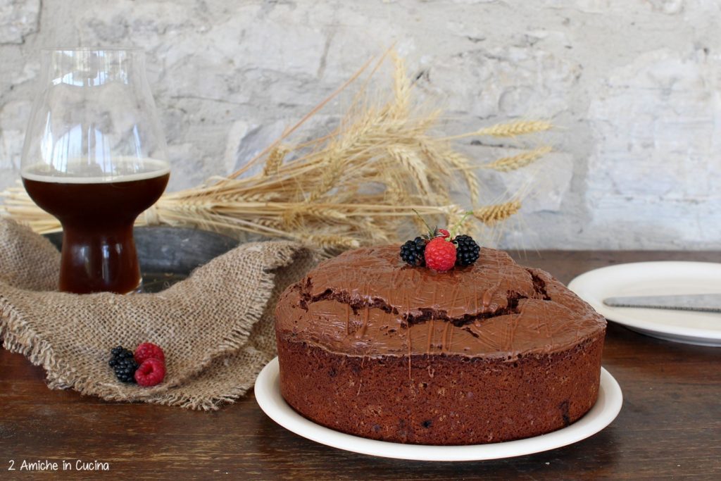 Torta al cioccolato e birra con frutti rossi 