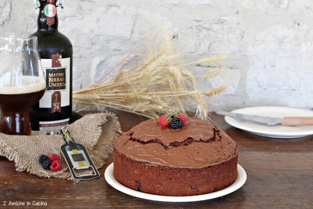 Torta al cioccolato e birra con frutti rossi 