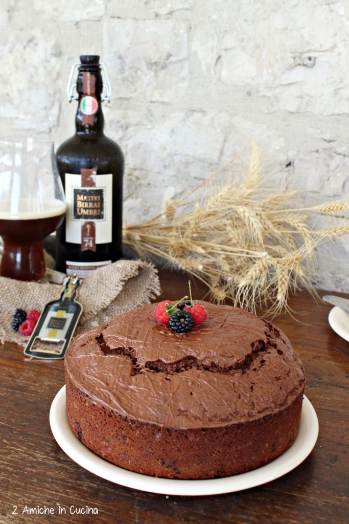 Torta al cioccolato e birra con frutti rossi 