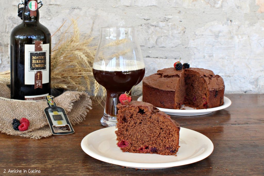 Torta al cioccolato e birra con frutti rossi 