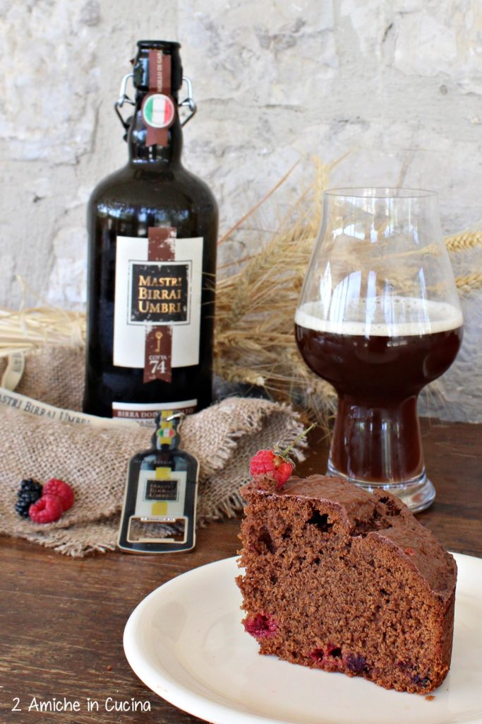 Torta al cioccolato e birra con frutti rossi 