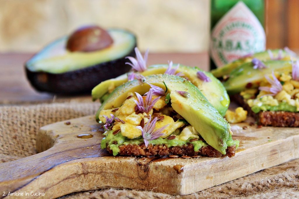 Avocado toast con uova e semi di lino 