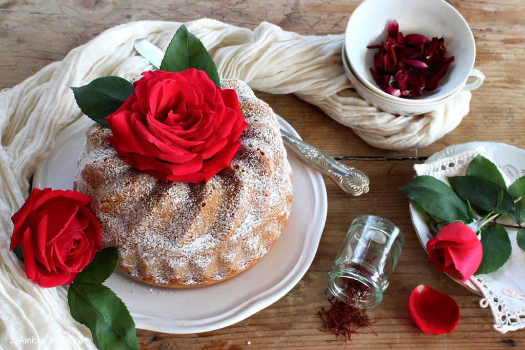 Ciambella allo zafferano e rose