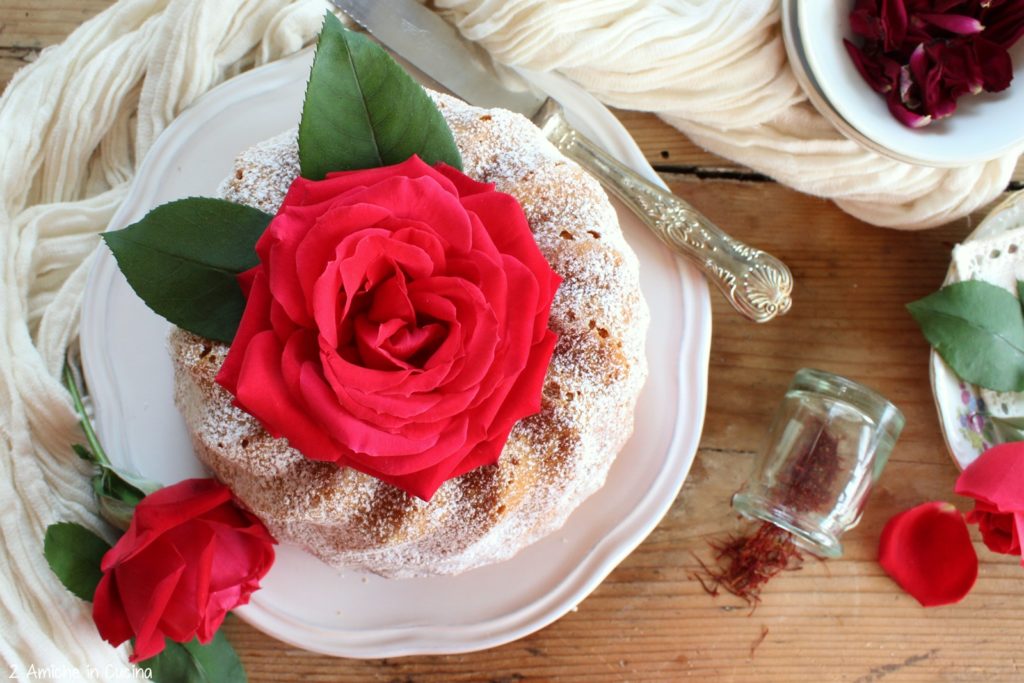 Ciambella allo zafferano e rose