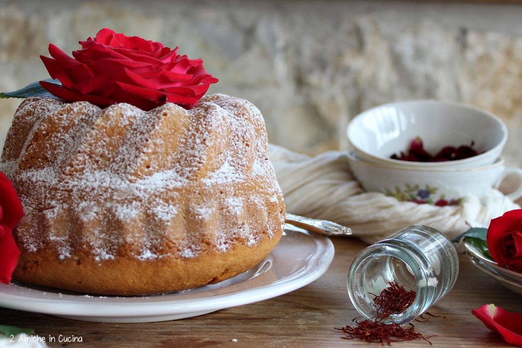 Ciambella allo zafferano e rose 